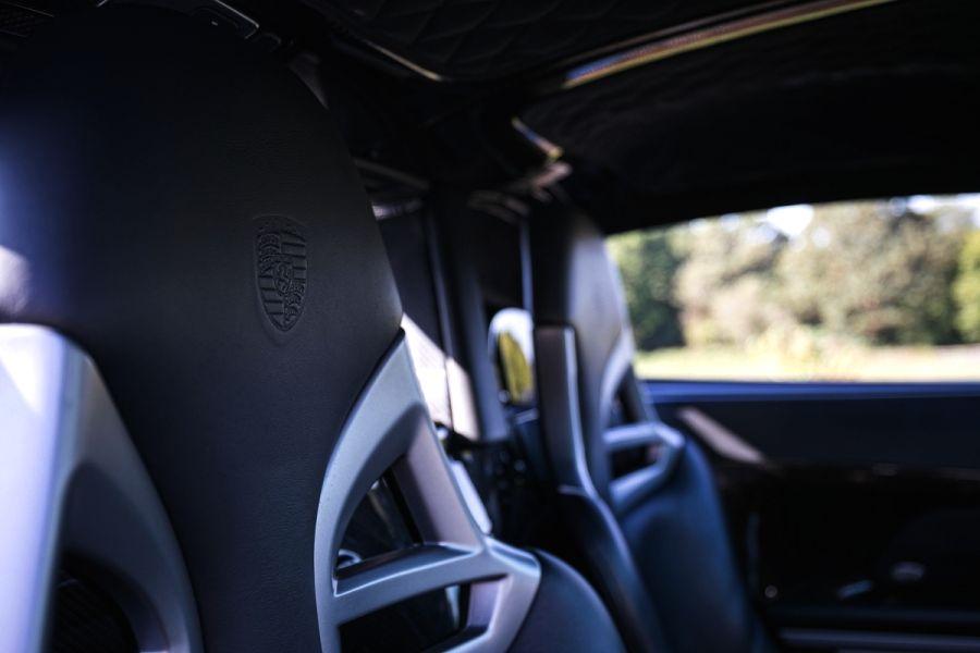 Интерьер Porsche Carrera GT Bassalt Black 2005 года  (фото 18 из 32)